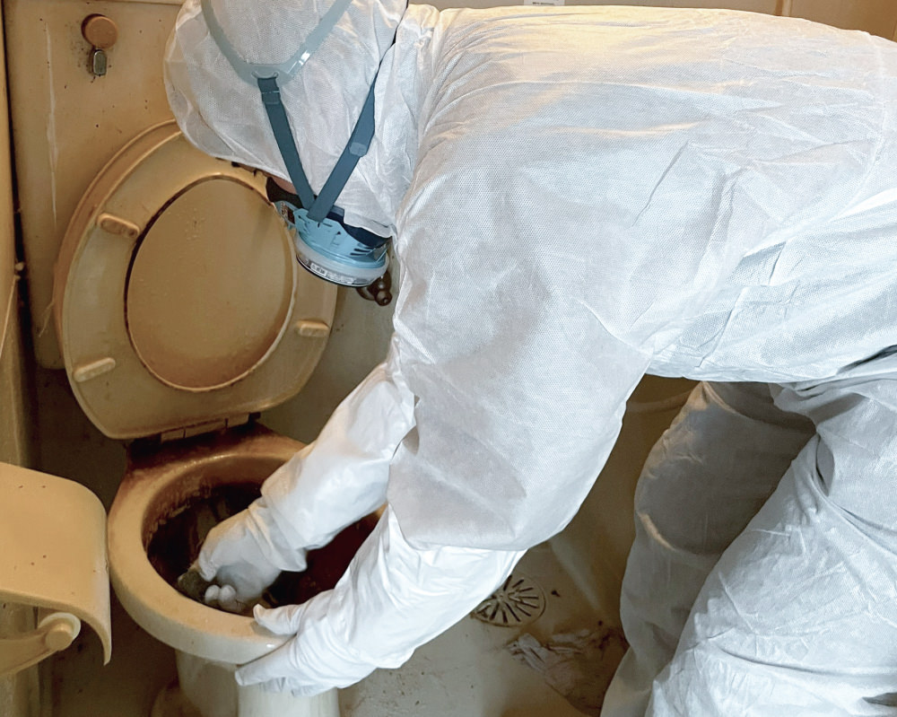 トイレ清掃：長年の使用に汚れたトイレの便器も最後に清掃します。